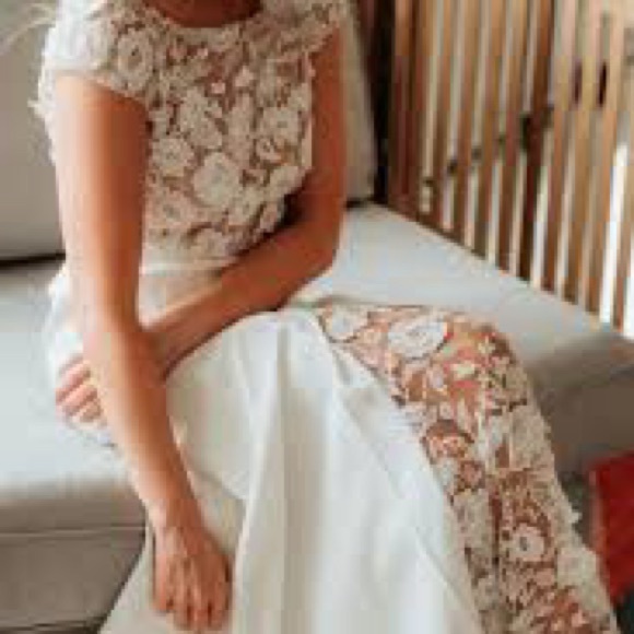 High waisted in crepe floral tulle. Slit front and large buttons on skirt. - Picture 2 of 4